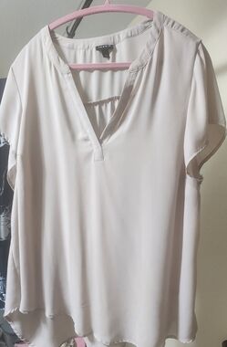 Torrid Light Beige Challis V Neck Shirt Skeeve Blouse Size 1 (14-16)